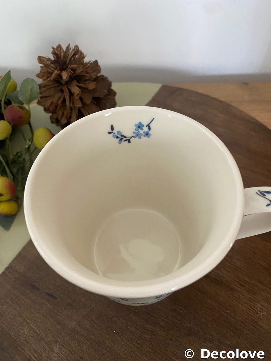 Taza azul floral interior decorado · foto 2